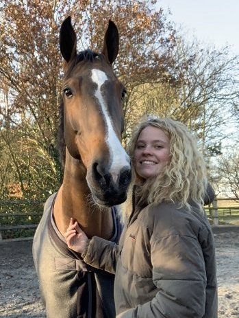 Joséphine Baudiffier avec un cheval